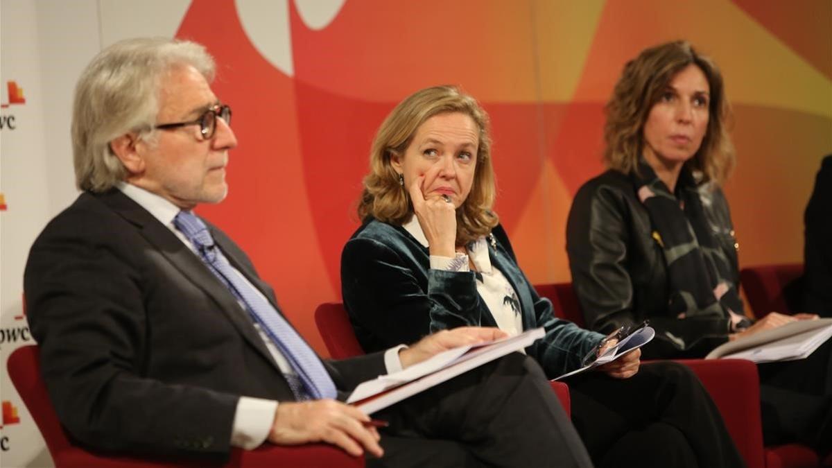 El presidente de Foment, Josep Sánchez Llibre, junto a la ministra de Economía, Nadia Calviño, y la 'consellera' Àngels Chacón, en la presentación del informe.