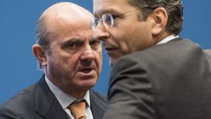 Luis de Guindos y el presidente del Eurogrupo, Jeroen Dijsselbloem. 