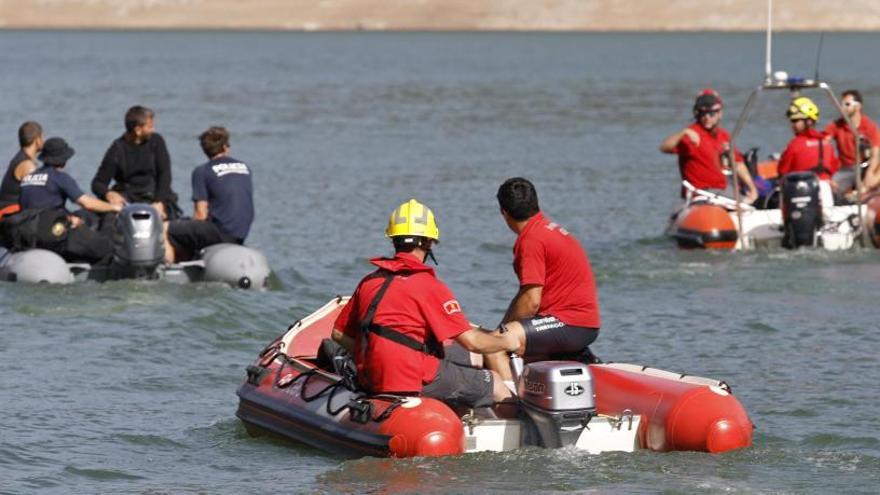 Equips de la Policia i els Bombers al pantà dies després del crim