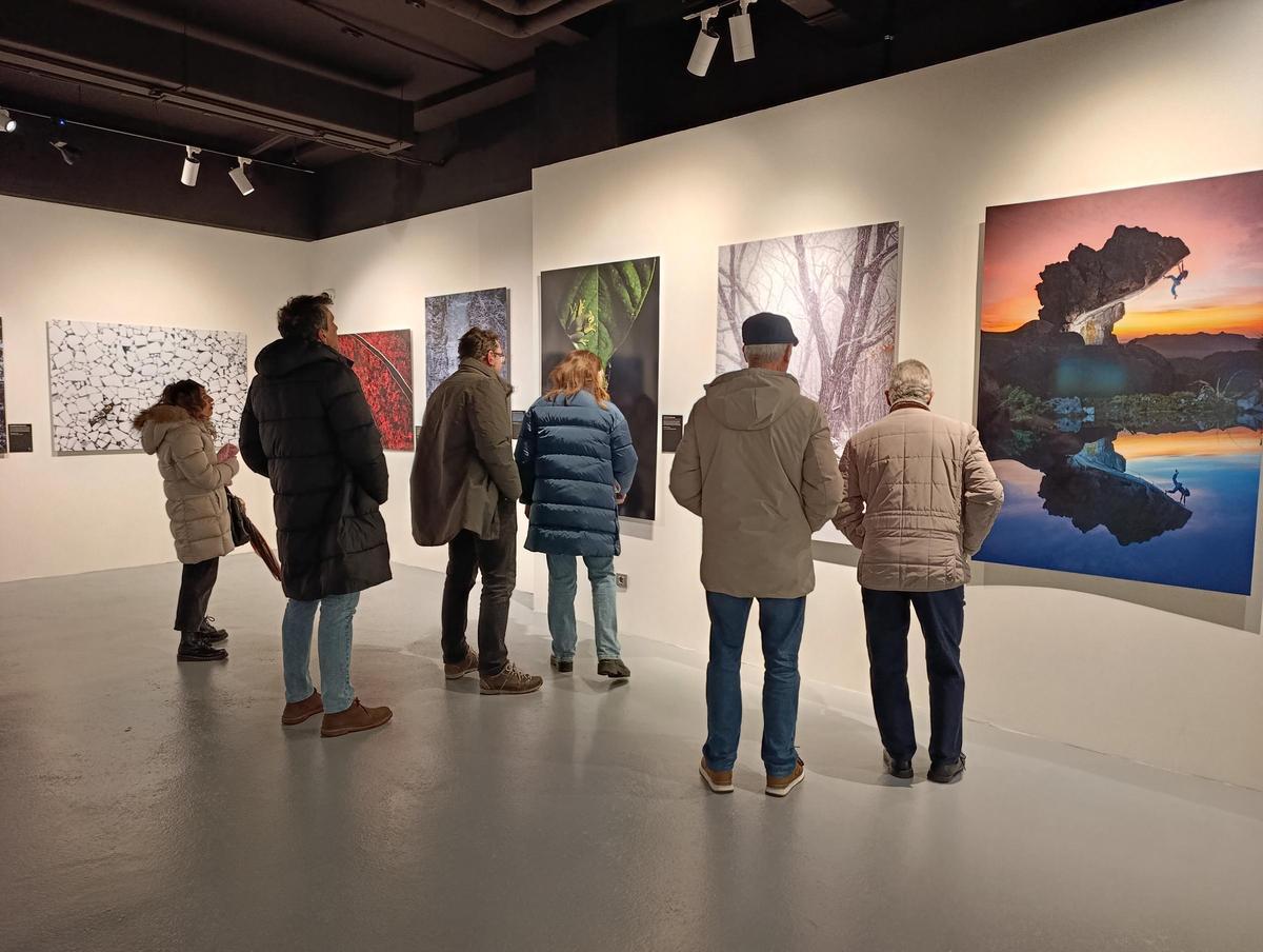 Público en la exposición de fotografías del Memorial "María Luisa", en Oviedo.