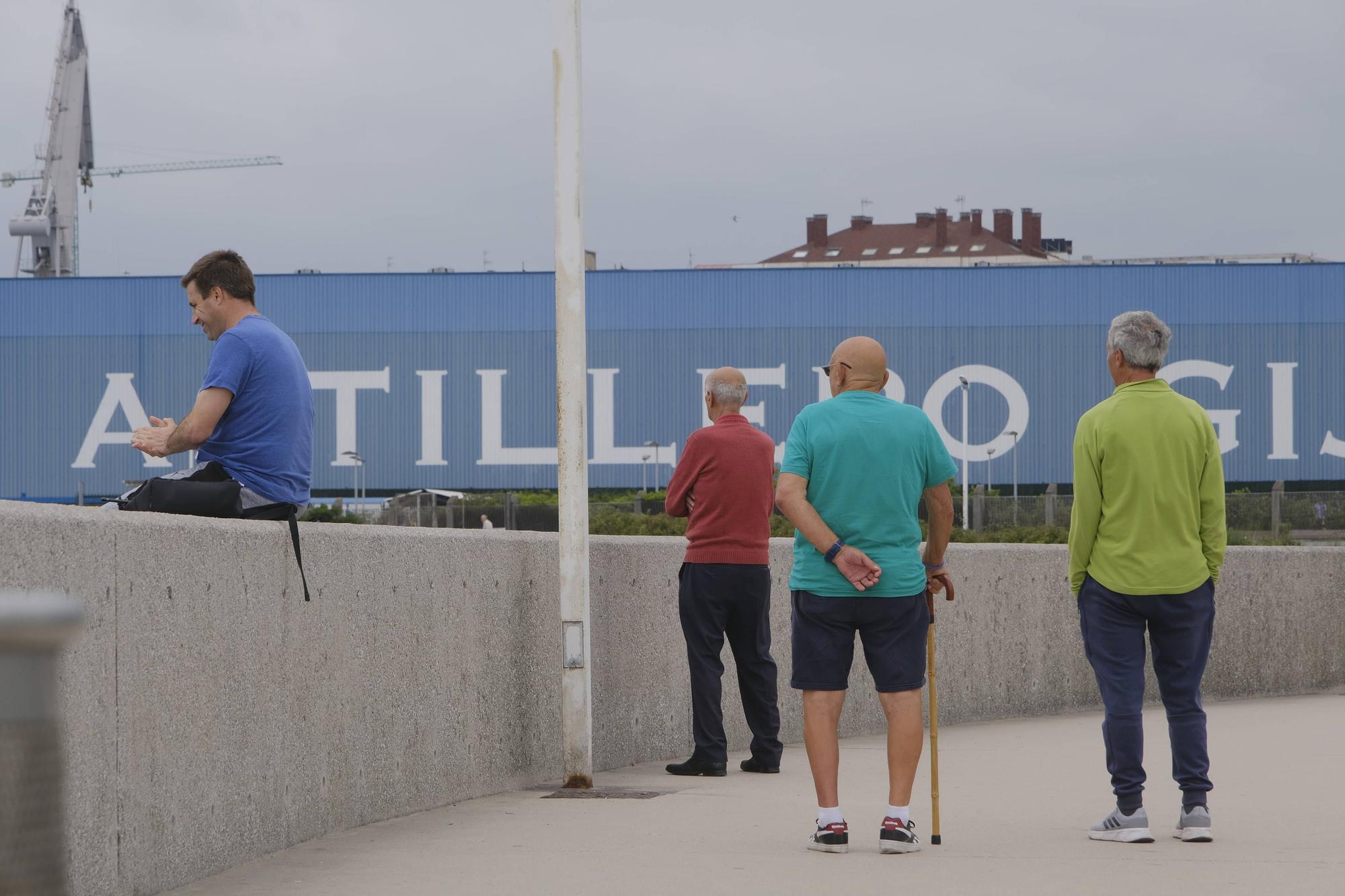 El yate auxiliar de Bill Gates ya está a flote en Gijón: así fueron las pruebas (en imágenes)