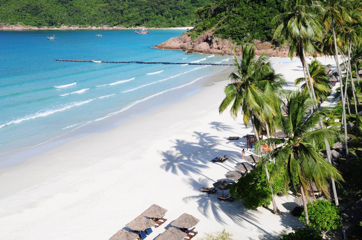 Redang Island (o Pulau Redang) es una de las islas más grandes y paradisíacas de la costa este de Malasia, famosa por sus playas de arena blanca y aguas cristalinas. Forma parte de un parque marino protegido, lo que la convierte en un destino excelente para el buceo y el snorkel