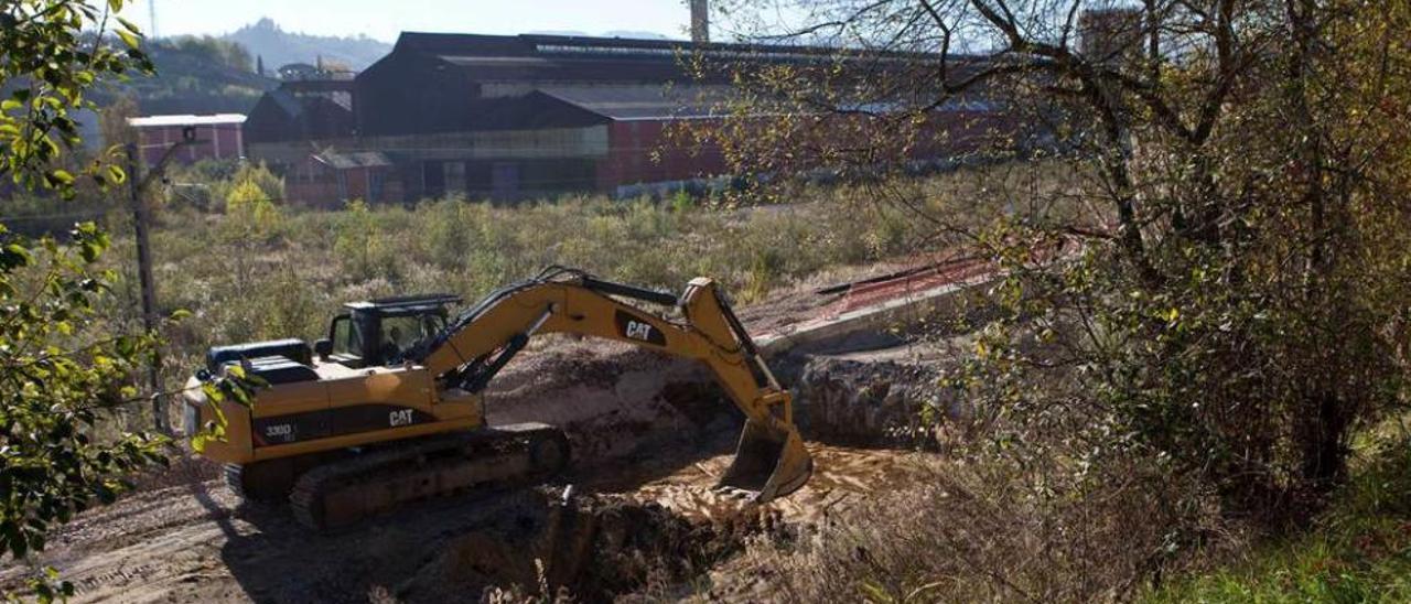 Una máquina trabaja en la zona de Vega, en La Felguera, afectada por las obras del soterramiento.