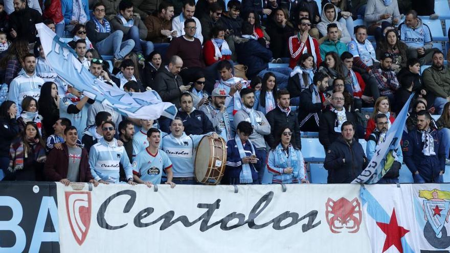 Aficionados de la peña Centolos Celestes, durante un partido. // José Lores