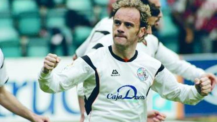 Quique Martín celebra un gol del Salamanca.