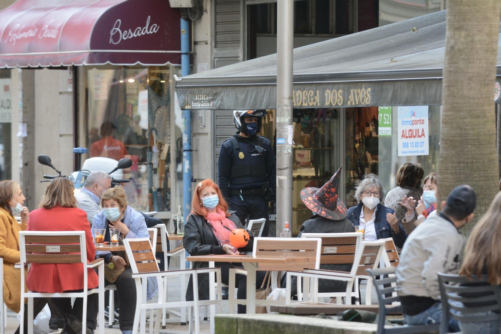 Los pontevedreses paseando por la ciudad minutos antes del endurecimiento de las restricciones.