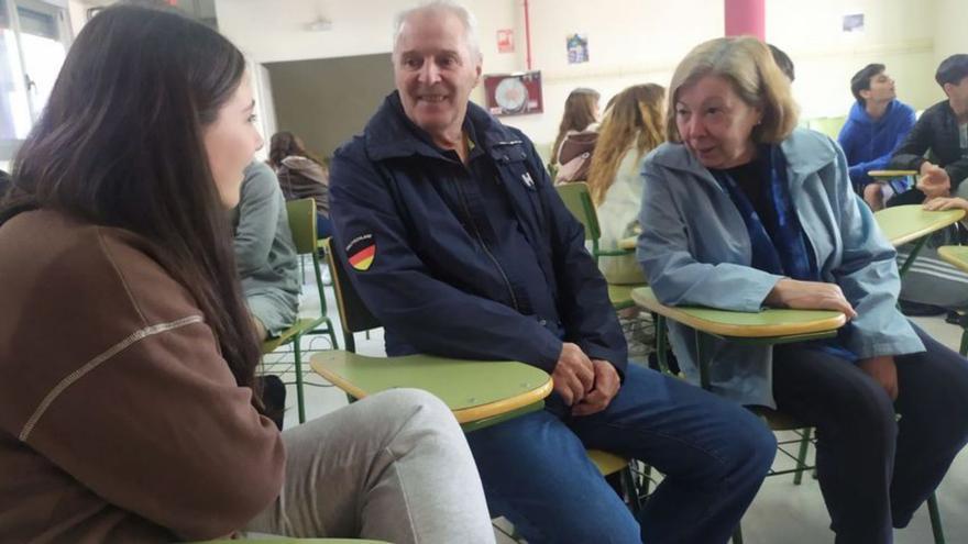 Una alumna conversa con dos retornados en Betanzos. |   // LA OPINIÓN