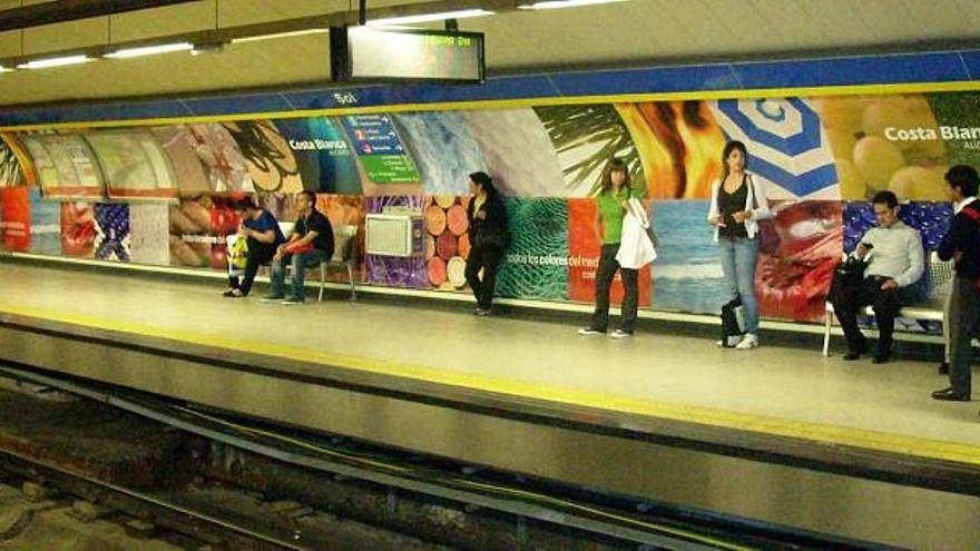 Un grupo de viajeros espera la llegada del Metro en uno de los andenes de la estación de Sol, ayer.