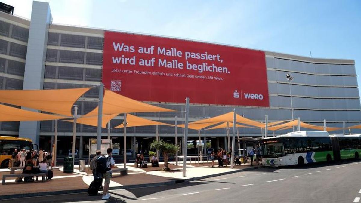 Das Sparkassen-Banner an Palmas Flughafen sorgt für Wirbel auf Mallorca