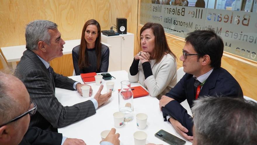 Adolfo Utor, presidente de Baleària, con Isabel Vidal, Armengol y Negueruela.