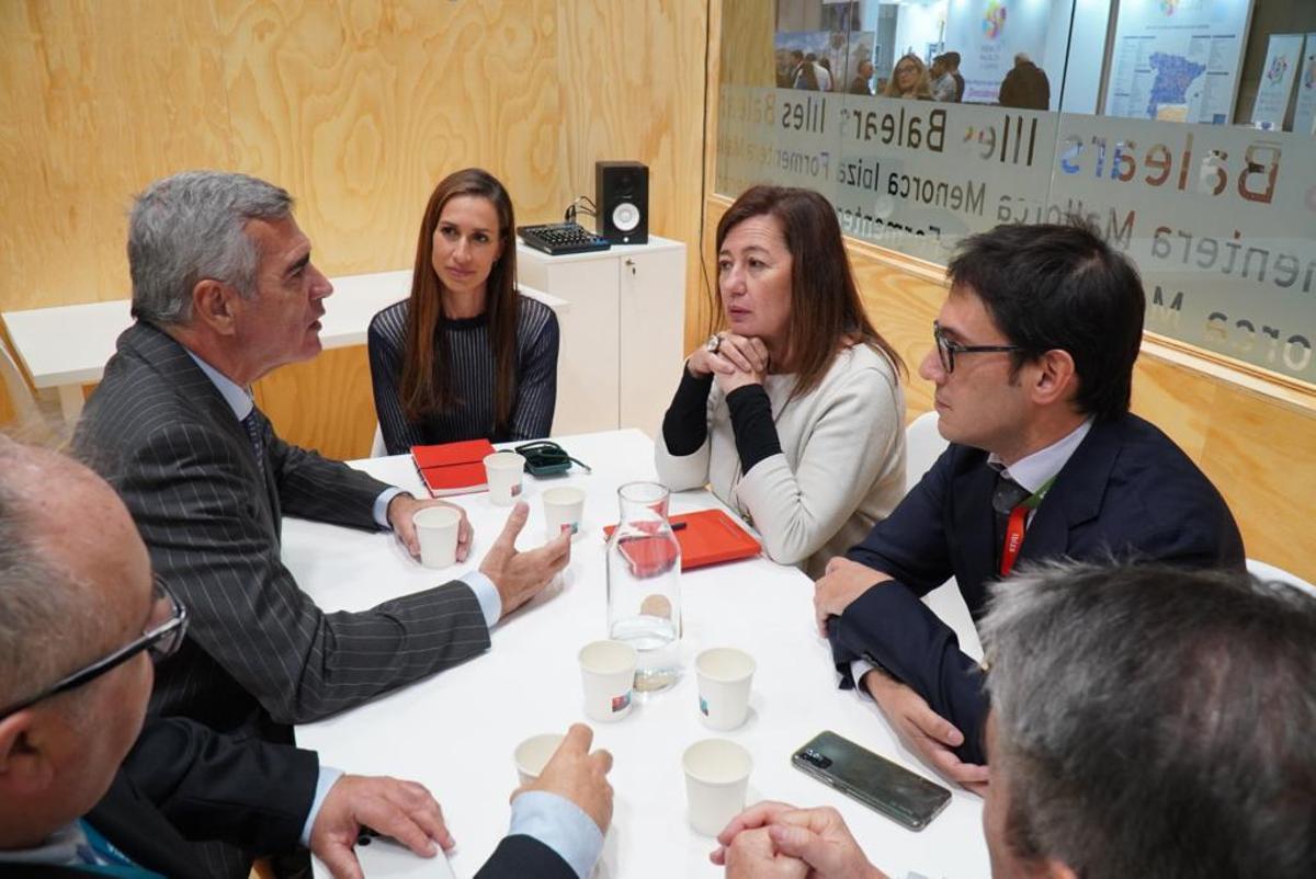 Adolfo Utor, presidente de Baleària, con Isabel Vidal, Armengol y Negueruela.