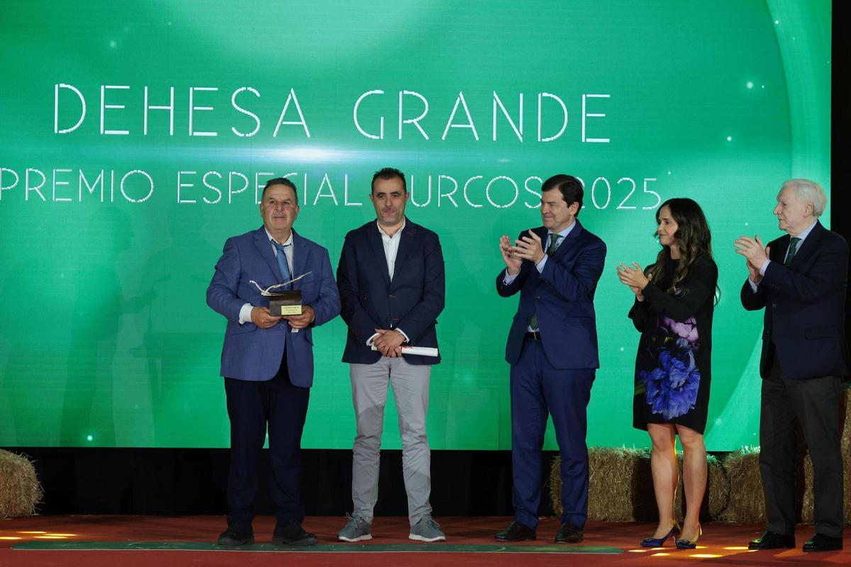 Los ganadores del premios especial junto al presidente de la Junta en el Centro de Negocios.