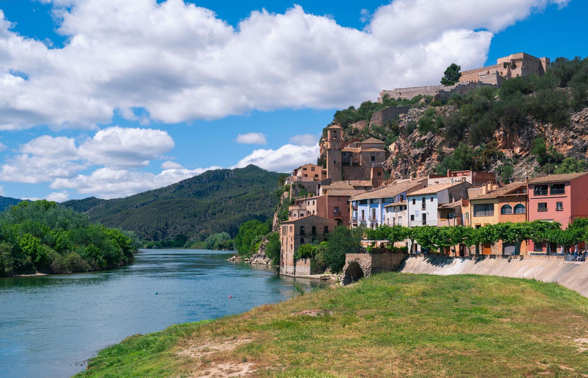 A orillas del río Ebro, es uno de los pueblos más bonitos de España