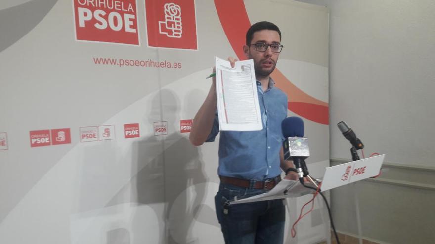 Víctor Ruiz muestra un documento durante la rueda de prensa