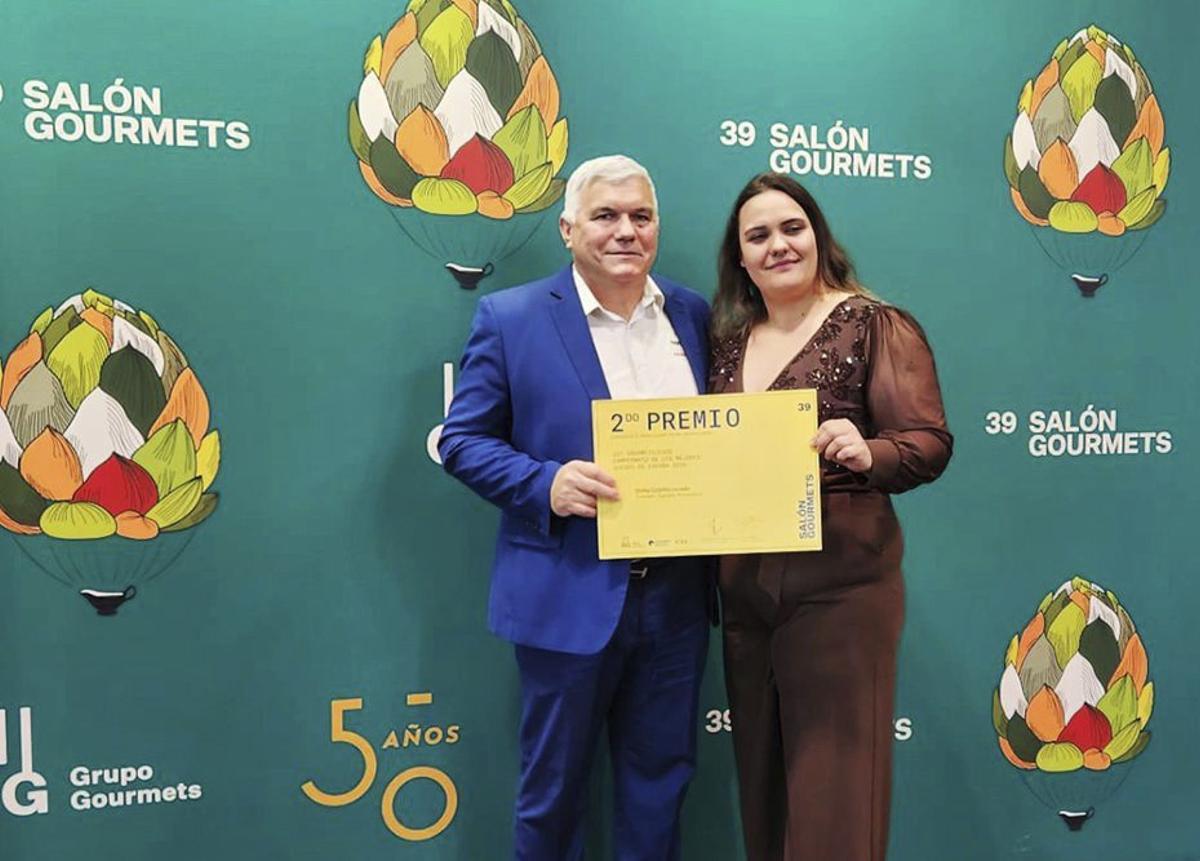 Jesús Manteiga y María Manteiga posan con el diploma.  |