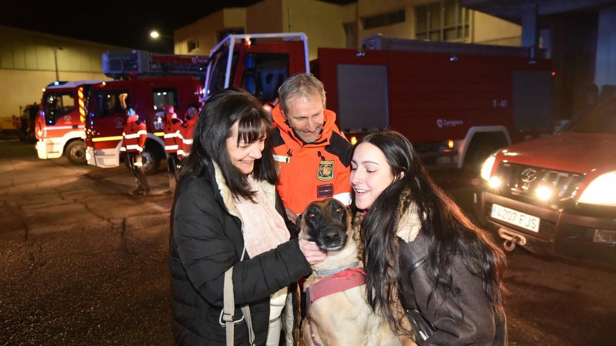 El guía canino, recibido en el parque de Bomberos de Zaragoza.