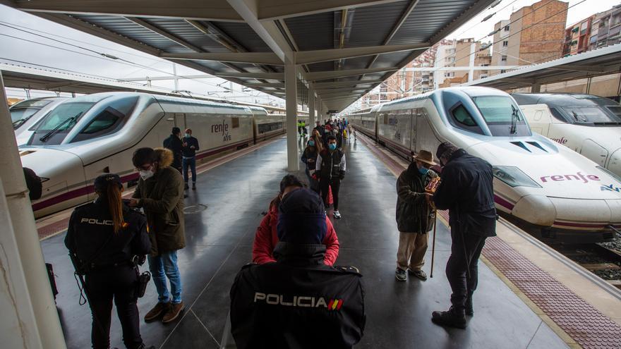 José Luis López Vázquez &quot;viaja&quot; en el AVE entre Alicante y Madrid