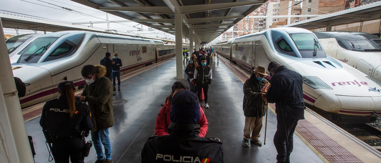 Pasjeros del AVE indentificándose en la estación de Alicante en una imagen de archivo