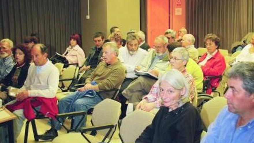 Público asistente, en el salón de actos de la Biblioteca Municipal.