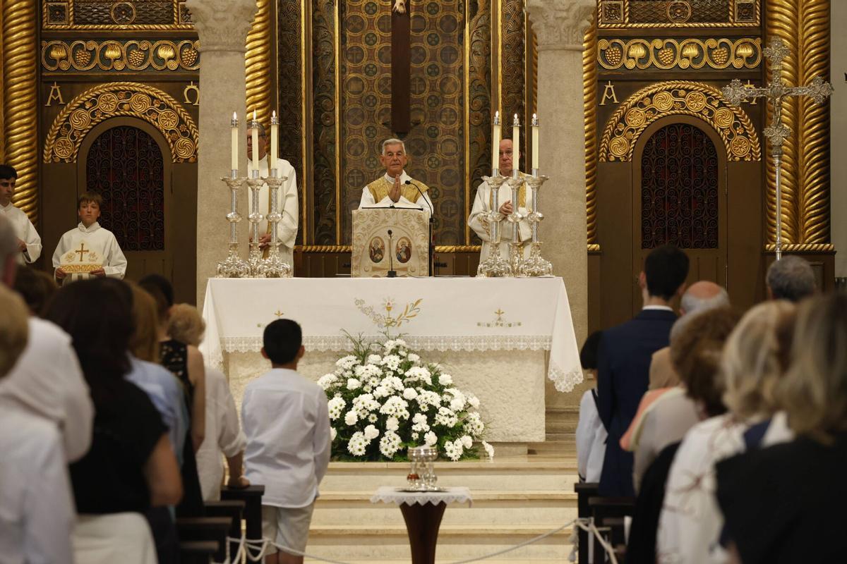 EN IMÁGENES: El Corpus Christi de Somió luce en todo su esplendor con una misa y procesión oficiada por Kike Figaredo: "Estamos muy contentos de que nos acompañe EN IMÁGENES: El Corpus Christi de Somió luce en todo su esplendor con una misa y procesión oficiada por Kike Figaredo: "Estamos muy contentos de que nos acompañe