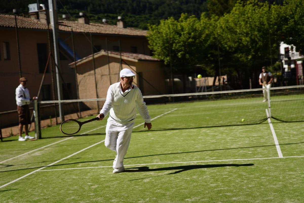Una demostració de tennis amb figurants vestits del segle XIX