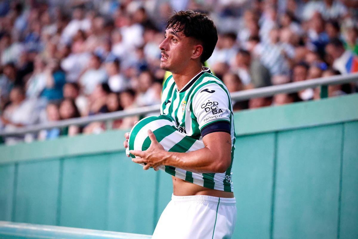Ignasi Vilarrasa seca el esférico antes de realizar un saque de banda ante el Huesca.