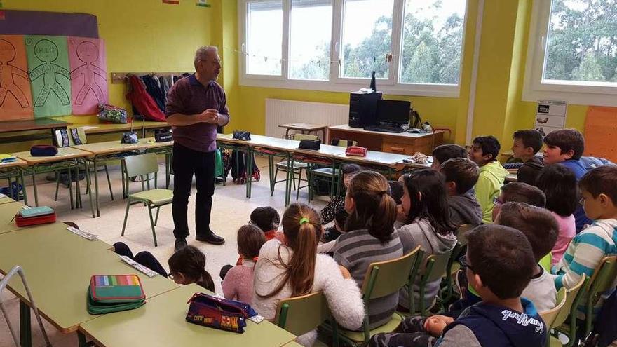 El taller impartido por Pepe Sendón a los alumnos del colegio Conmeniño. // FdV