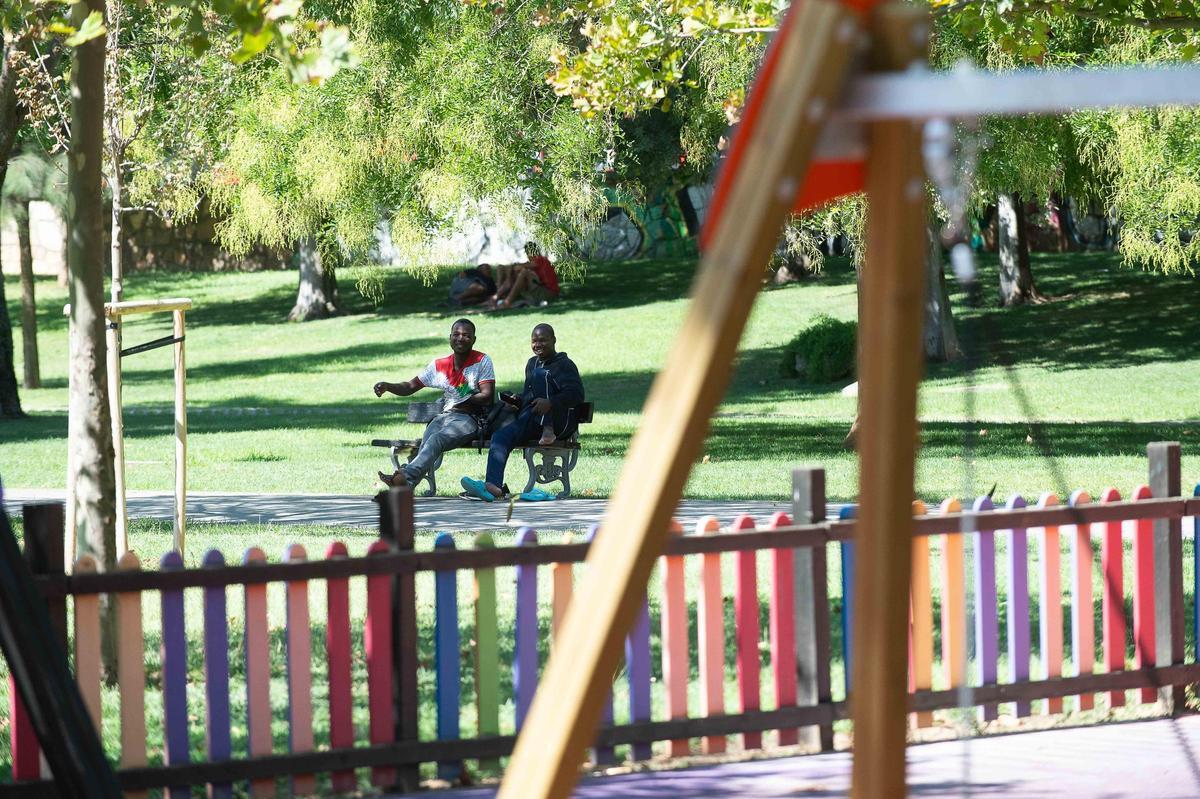 Personas sin hogar pasan el día en el parque Bruil de Zaragoza, este viernes.
