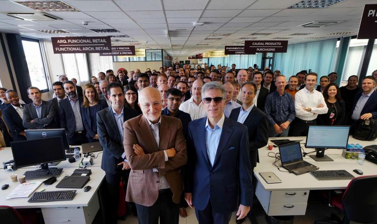Juan Roig y Bill McDermott, con técnicos e ingenieros del equipo informático de Mercadona.