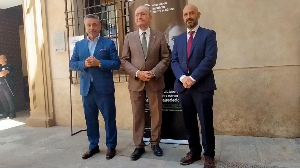 Joaquín Morales, Francisco de la Torre y Javier Salas en rueda de prensa de la AECC