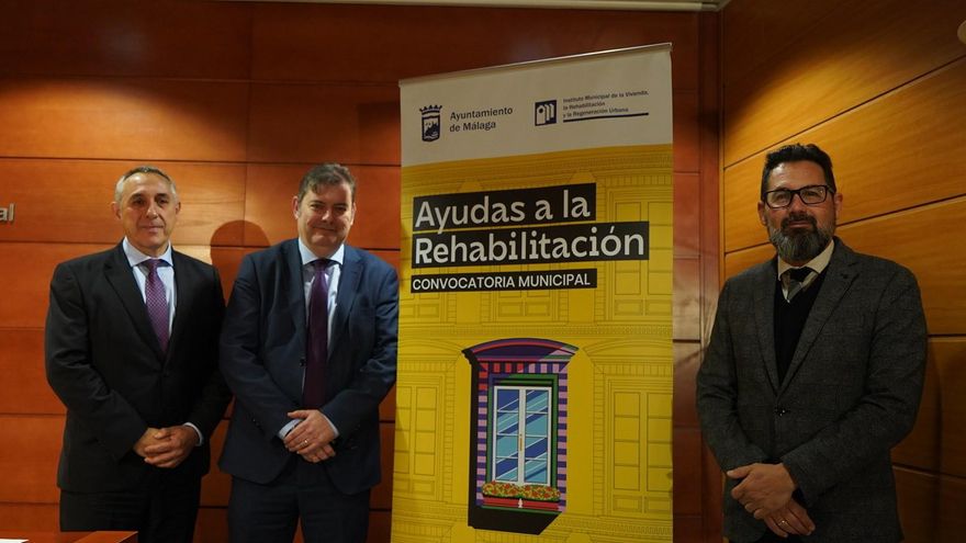 El concejal delegado del Instituto Municipal de la Vivienda (IMV), Francisco Pomares, informa sobre  la convocatoria anual de rehabilitación de edificios
