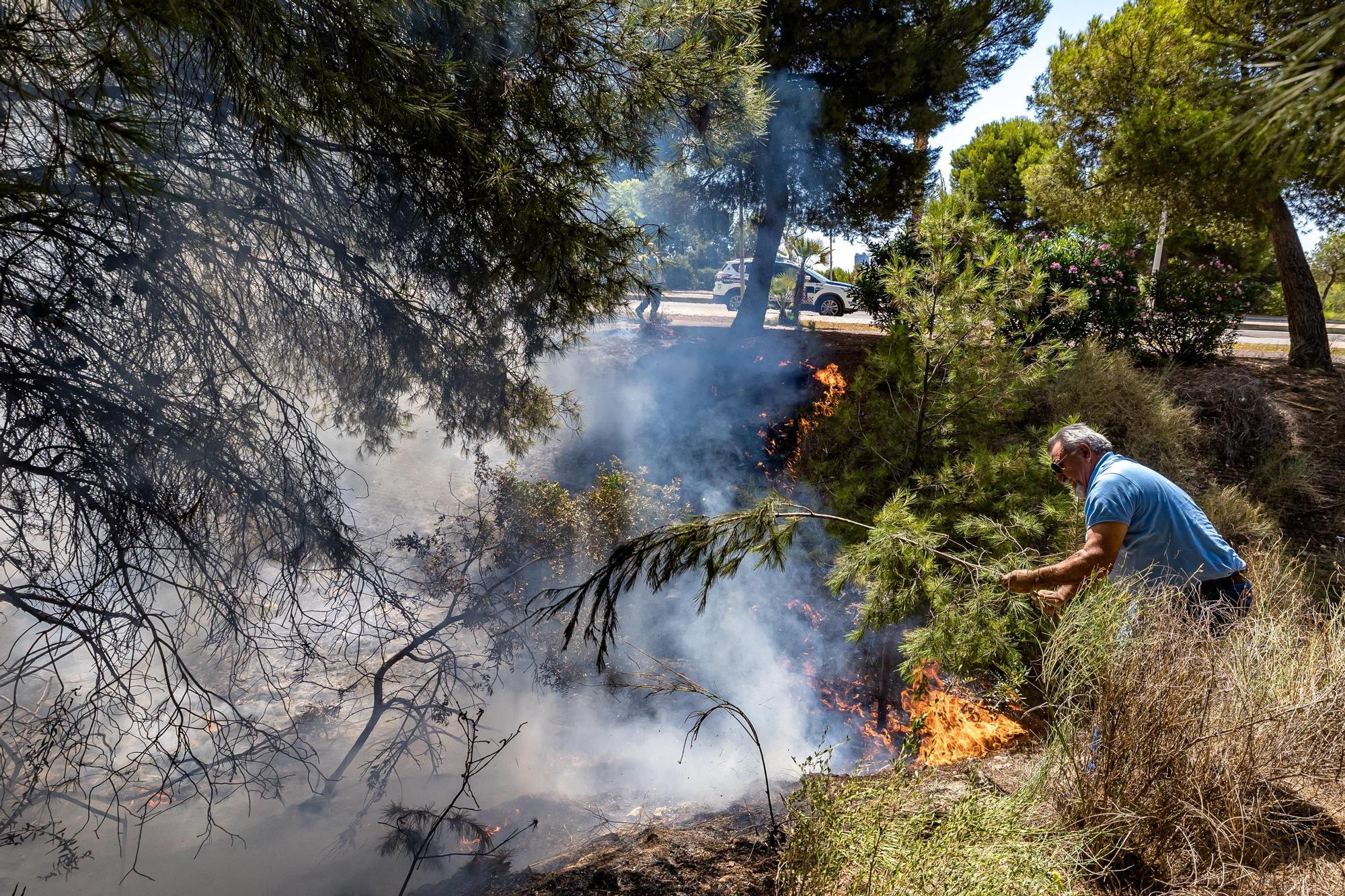 Incendio en Finestrat junto a la urbanización Sierra Cortina y el vial a Terra Mítica