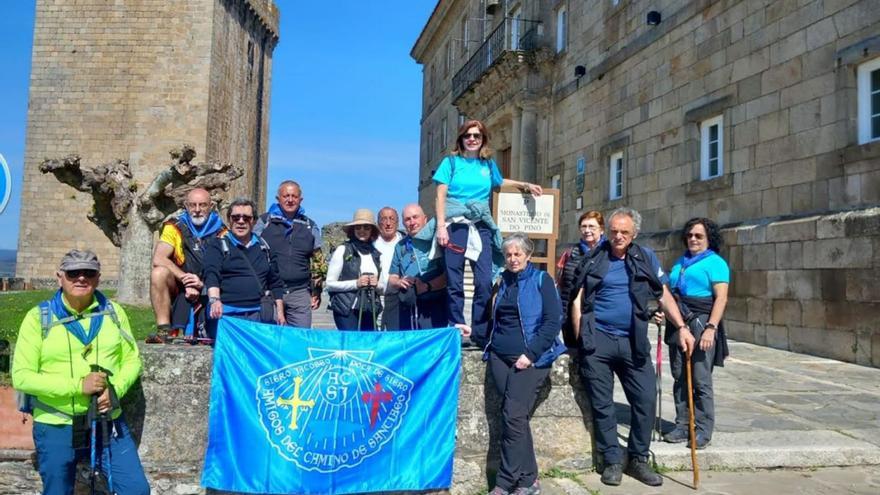 Los caminantes sierenses, en el parador de Monforte de Lemos. | LNE