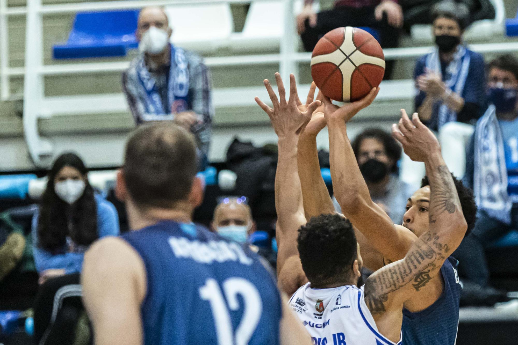 Las imágenes de la victoria del Liberbank Oviedo Baloncesto ante el Almansa que vale la clasificación para el play-off de ascenso a la ACB