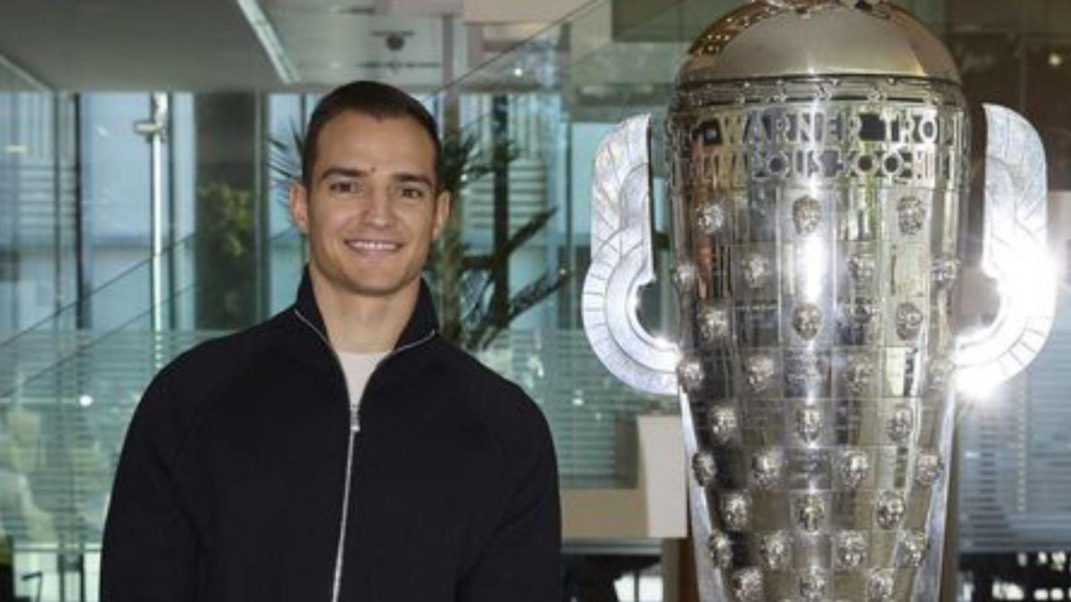 Àlex Palou, ahir amb el trofeu de la IndyCar a EL PERIÓDICO.  | DANI BARBEITO