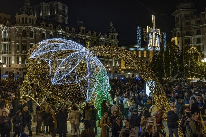 Oviedo enciende su Navidad en un gran acto con 60.000 personas