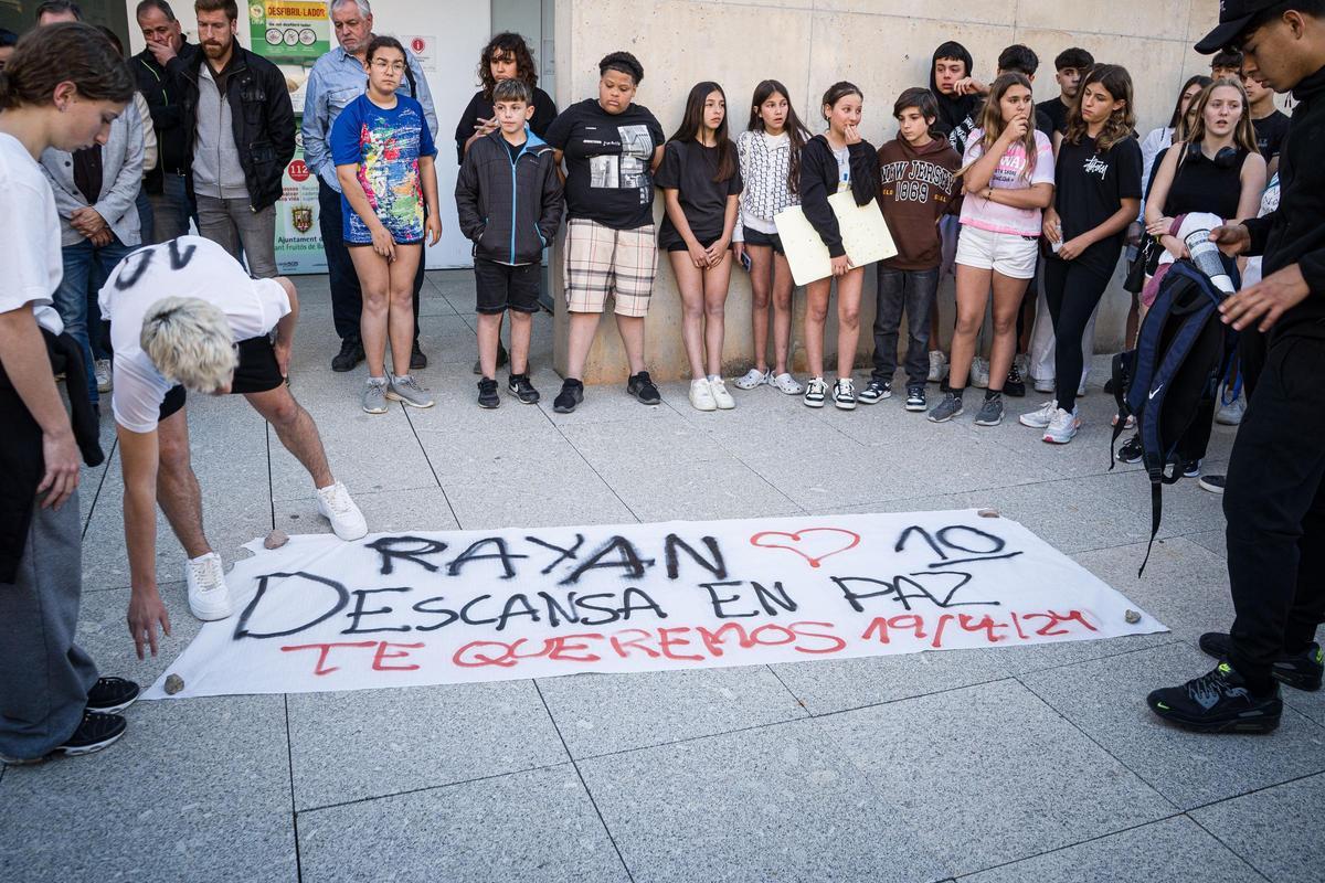 La pancarta que van escriure els companys de Rayan