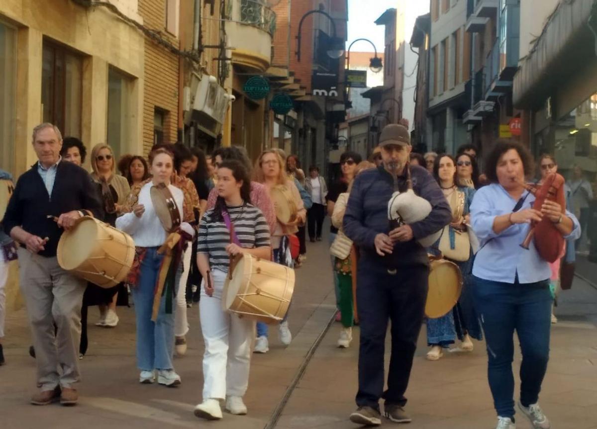 La Escuela de Folclore de Benavente despide el curso sacando la música y bailes a la zona centro