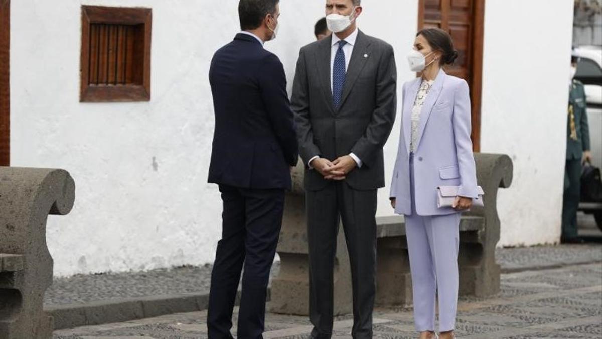 El rey Felipe VI y la reina Letizia conversan con el presidente del Gobierno, Pedro Sánchez, a su llegada al acto de homenaje al pueblo de La Palma, este 12 de marzo de 2022 en Santa Cruz.