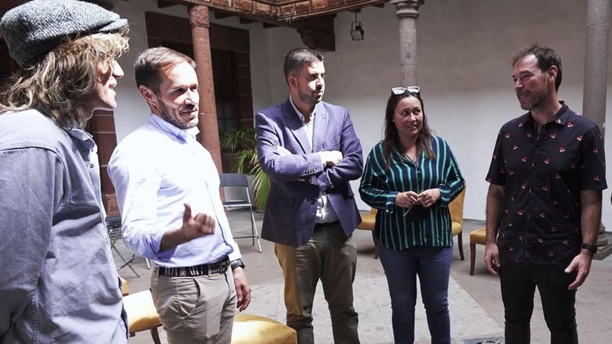 Por la izquierda, el músico Juan Suárez; Mariano Hernández, presidente del Cabildo Insular; Borja Perdomo, vicepresidente del Cabildo; Maríia del Carmen Brito, consejera insular, y David Feito, de «El Sueño», en La Palma.