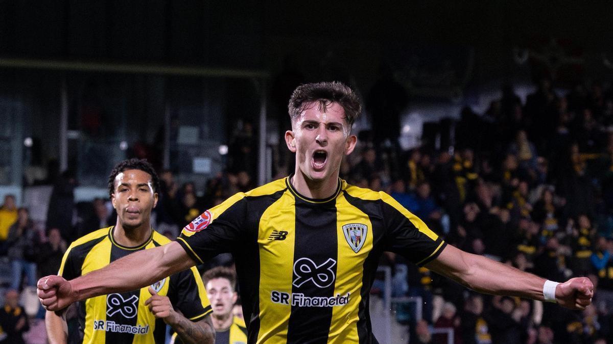 Aitor Galarza celebra un gol del Barakaldo