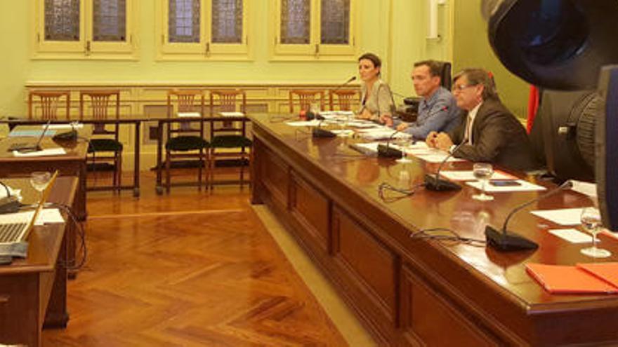 Stella Matutes, en primer plano en la cámara, ayer, durante su comparecencia.