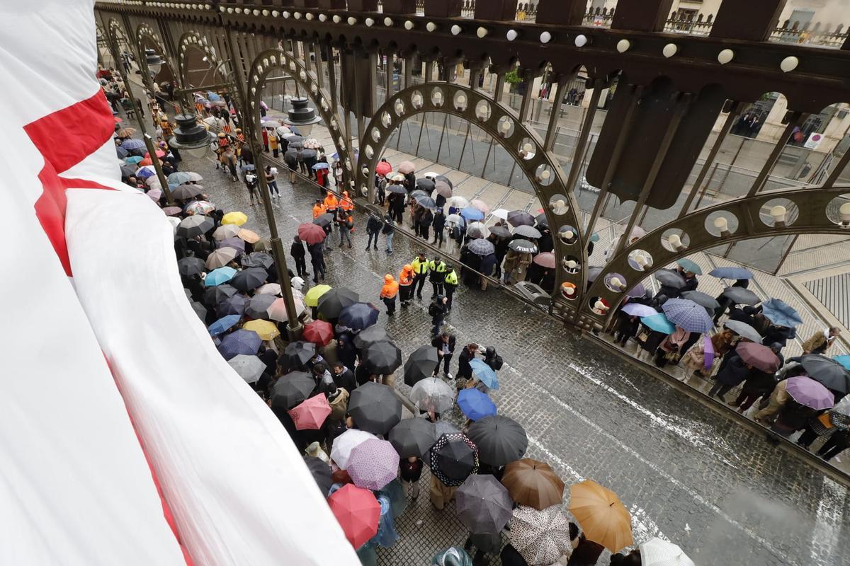 Público que abarrotaba la plaza de España esperando el inicio de la Gloria.
