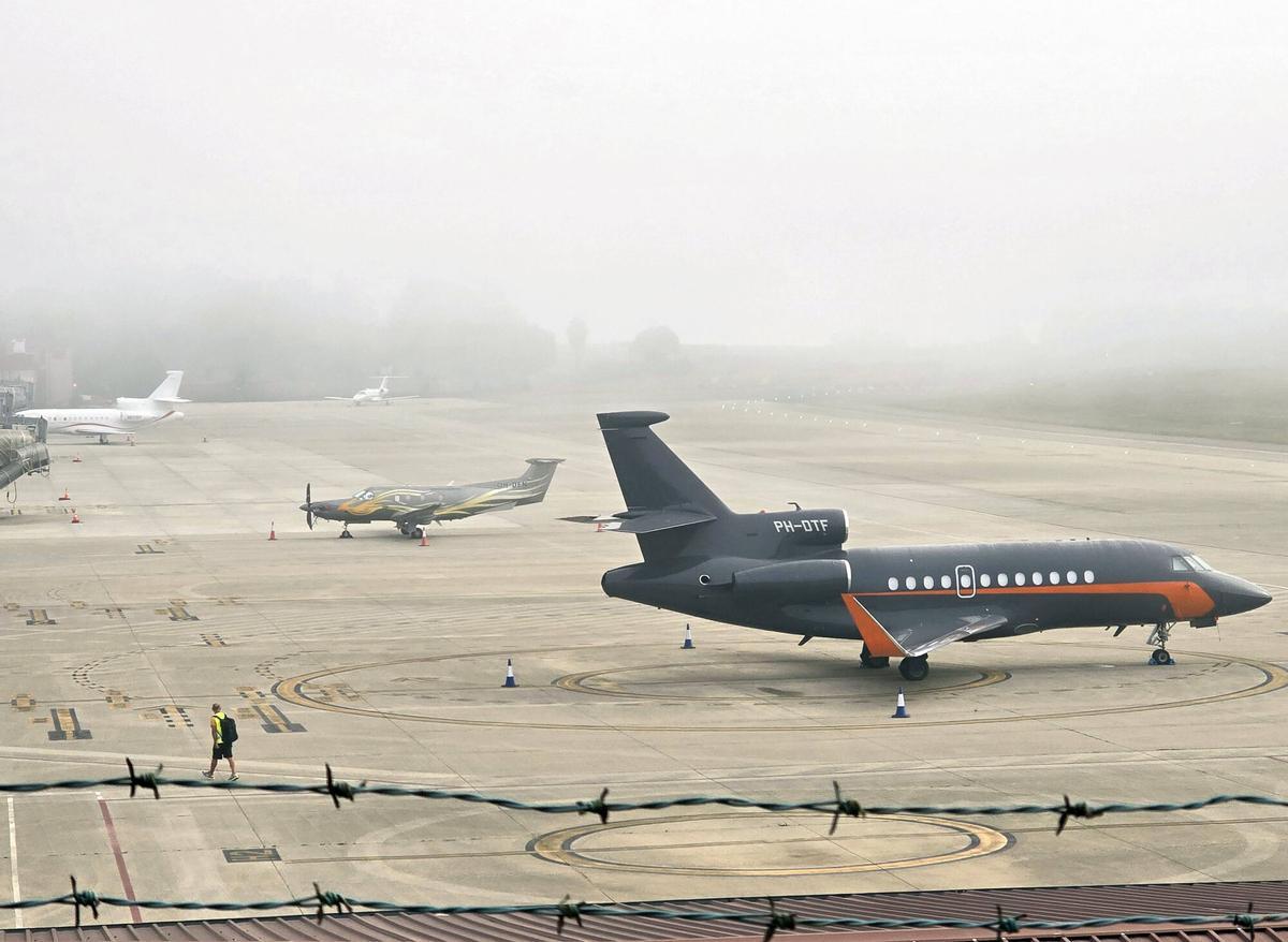 Aviones privados en el aeropuerto de Vigo para seguir el eclipse solar Aviones privados en el aeropuerto de Vigo para seguir el eclipse solar