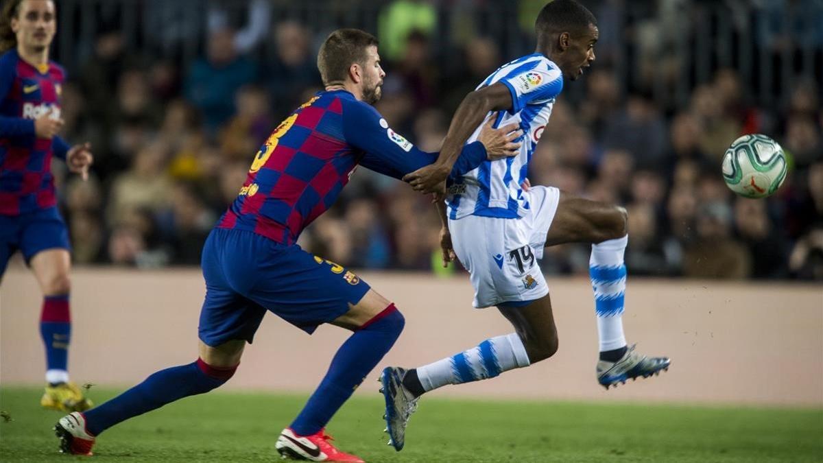 Piqué intenta frenar a Isak en el Barça-Real del Camp Nou.