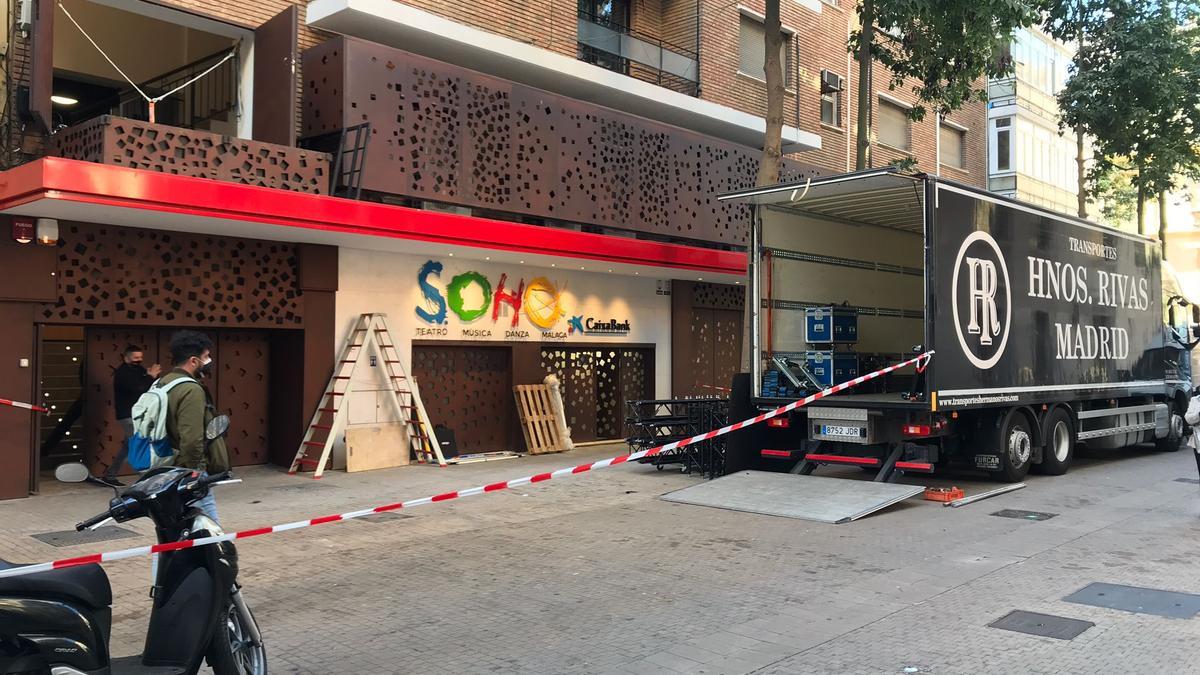 Camión en la entrada del Teatro del Soho CaixaBank