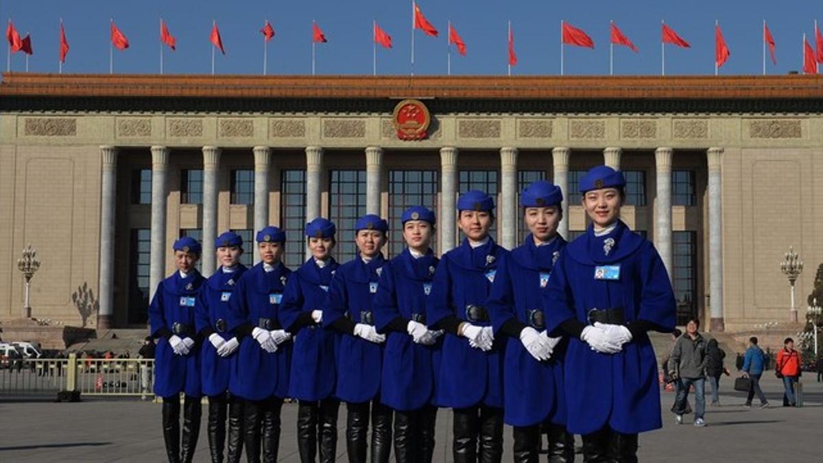 Un grupo de azafatas chinas posan durante la inauguración de la Asamblea Nacional Popular, este miércoles en Pekín.
