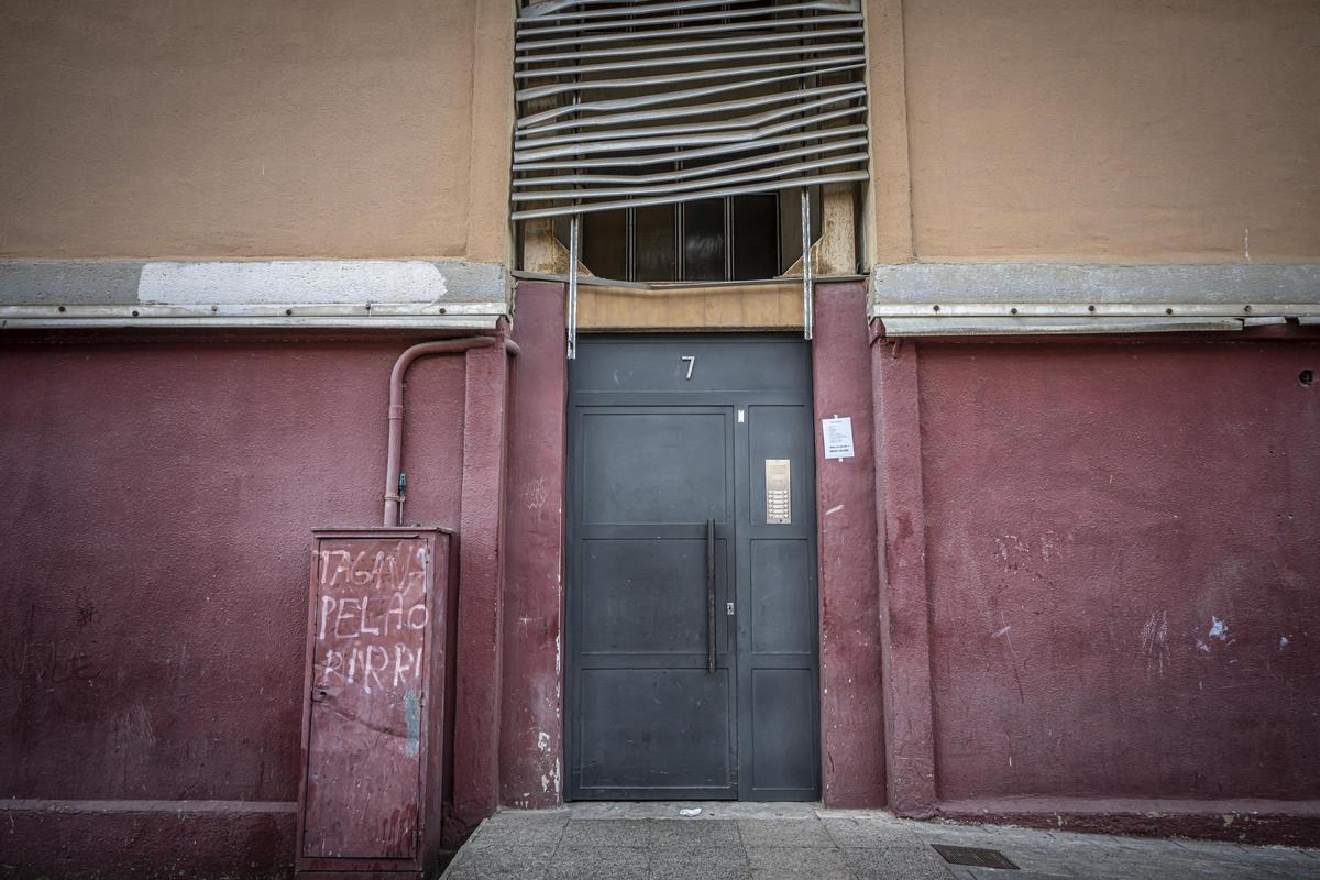 Un portal del barrio del Besòs i el Maresme, en Barcelona, en el que se denuncia una supuesta ocupación delictiva.