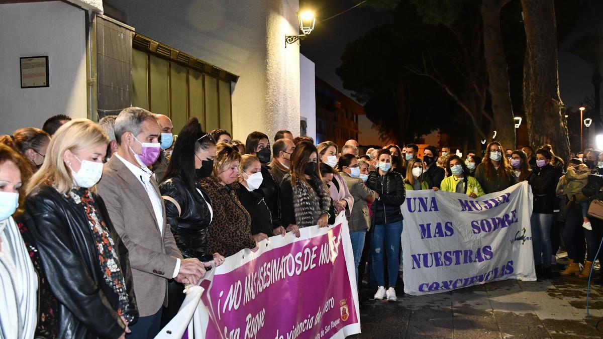 Asistentes a la concentración en repulsa por el presunto asesinato por violencia machista de una mujer en Cádiz.