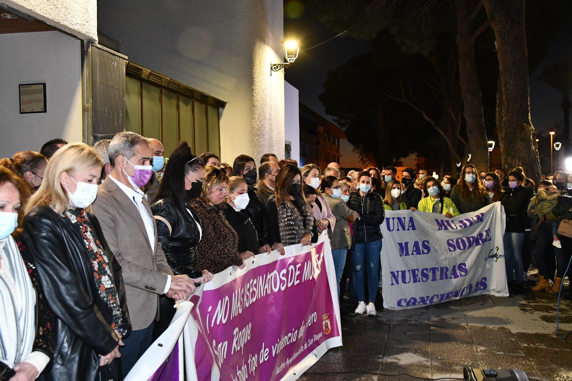 Asistentes a la concentración en repulsa por el presunto asesinato por violencia machista de una mujer en Cádiz.